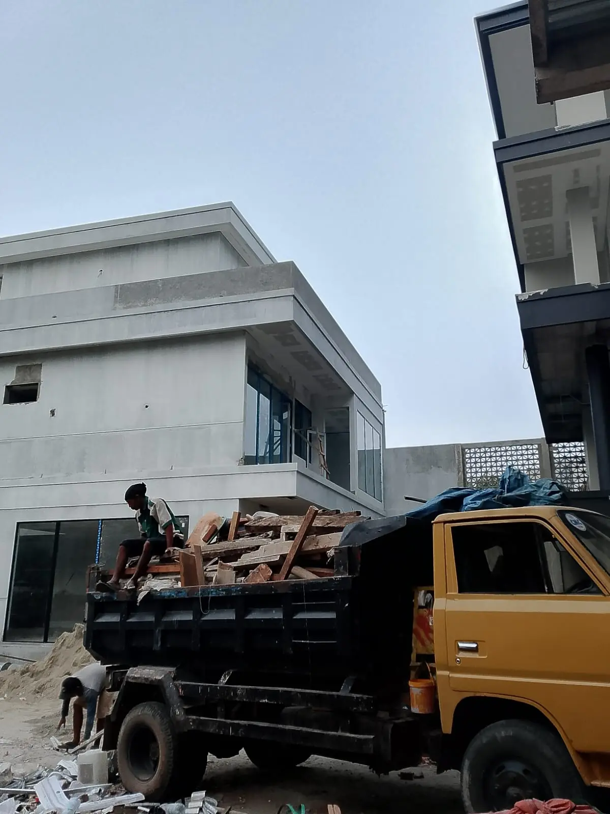 Pembuangan Material Sisa Proyek